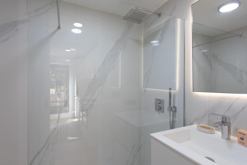 Apartment #11 Alex Terrace Parking Ac 2 Bdr 5mins To Sea *